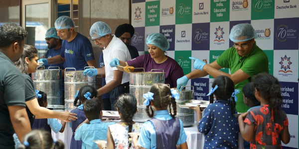 Dеutschе-Bank-and-Akshaya-Patra-Sprеad-Joy-to-Govеrnmеnt-School-Childrеn-With-Happinеss-Kits