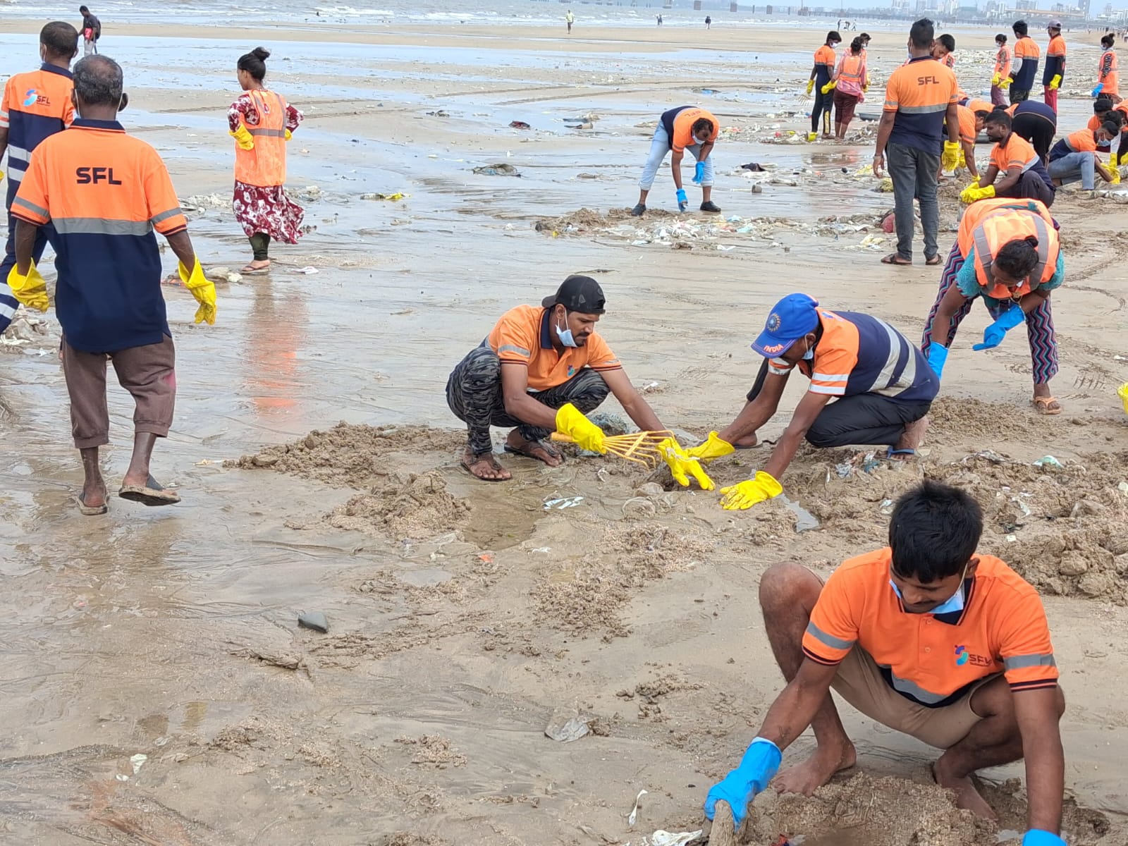 Sumeet Facilities Removes 86 Tonnes of Waste from Juhu Beach in Six-Hour Clean-Up Drive